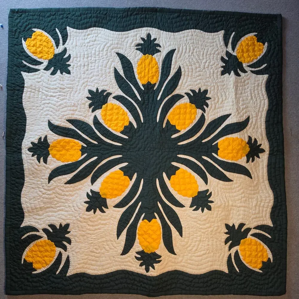 Kenui Quilts Hawaiian Pineapple Wall Hanging Hand Applique Vintage Quilt 42x42